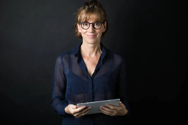 Retrato Una Hermosa Mujer Adulta Con Anteojos Mirando Cámara Mientras — Foto de Stock