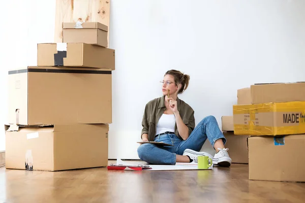 Foto Una Mujer Joven Bonita Pensando Sus Preocupaciones Nueva Casa —  Fotos de Stock