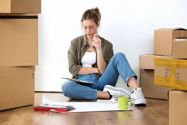 Skott Vackra Unga Kvinna Som Tittar Till Hennes Digitala Tablett — Stockfoto