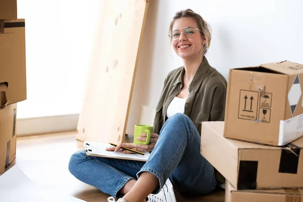 Shot Pretty Young Woman Looking Camera While Sitting Floor New — Stock Photo, Image