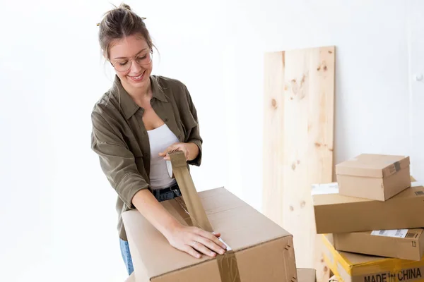 Aufnahme Einer Hübschen Jungen Frau Die Lächelt Während Sie Eine — Stockfoto