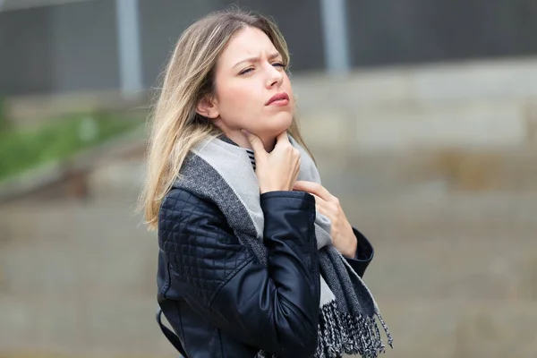 Shot Illness Young Woman Terrible Throat Pain Walking Street — Stock Photo, Image
