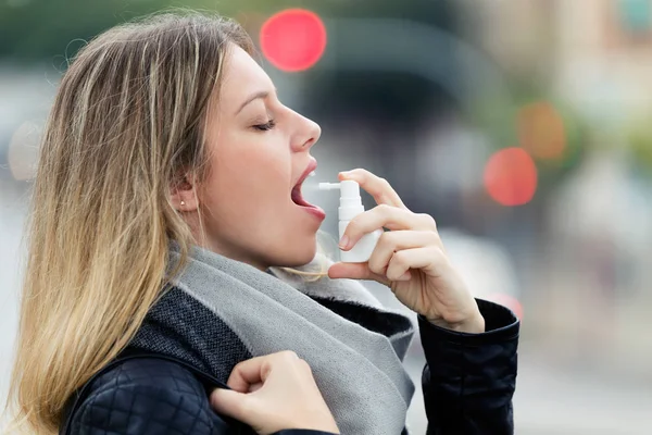 Strzał Choroby Młoda Kobieta Stosowania Przeciwbólowe Spray Aby Złagodzić Gardło — Zdjęcie stockowe