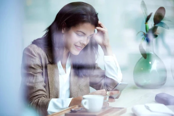 Girato Intelligente Giovane Donna Affari Sms Con Suo Telefono Cellulare — Foto Stock