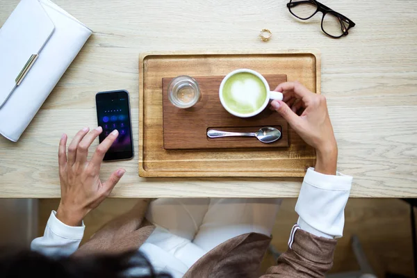 Zbliżenie Młoda Kobieta Picia Latte Zielonej Herbaty Matcha Wodden Tabela — Zdjęcie stockowe