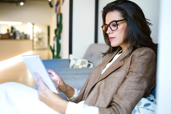 Girato Attraente Giovane Donna Affari Utilizzando Suo Tablet Digitale Nella — Foto Stock