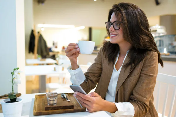 Shot Smiling Young Businesswoman Texting Her Mobile Phone Coffee Shop — Stock Photo, Image