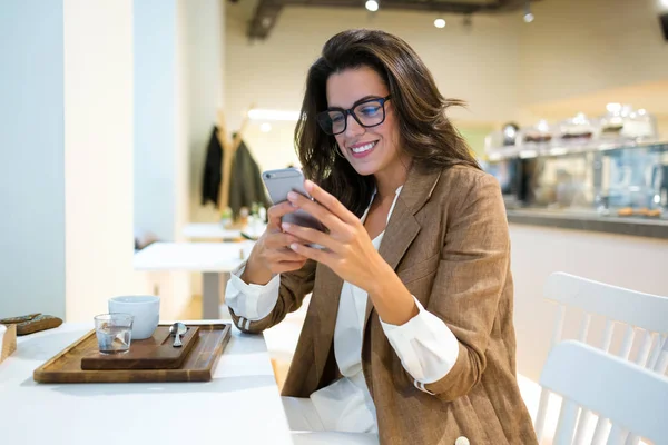 Tiro Joven Mujer Negocios Sonriente Con Anteojos Enviando Mensajes Texto — Foto de Stock