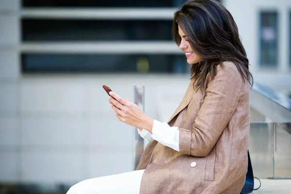 Girato Bella Giovane Donna Affari Sms Con Suo Telefono Cellulare — Foto Stock