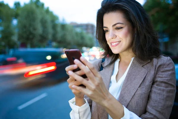 Girato Bella Giovane Donna Affari Sms Con Suo Smartphone Strada — Foto Stock