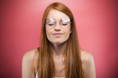 Atış rahat genç kadının gözleri pembe arka plan üzerinde dinlenirken kapanış.