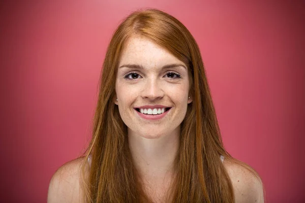 Portret Van Roodharige Jonge Gelukkige Vrouw Camera Kijken Roze Achtergrond — Stockfoto
