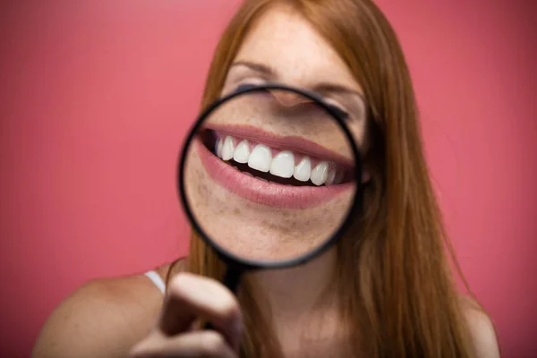 Genç Güzel Kadın Diş Trought Büyüteç Cam Pembe Arka Plan — Stok fotoğraf