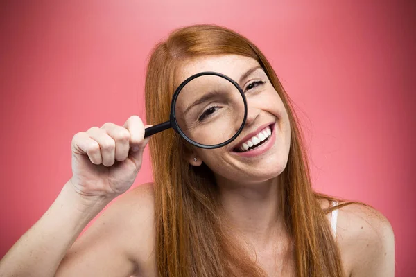 Portret Van Vrolijke Mooi Meisje Zoek Vergrootglas Geïsoleerd Roze Achtergrond — Stockfoto