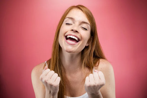 Schot Van Euforisch Jonge Vrouw Vieren Van Haar Succesvolle Roze — Stockfoto