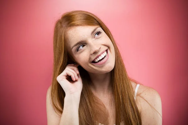 Schot Van Lachende Jonge Vrouw Zijwaarts Overziet Roze Achtergrond — Stockfoto