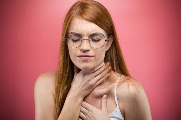 疾病射击年轻妇女以可怕的喉痛在粉红色背景 — 图库照片