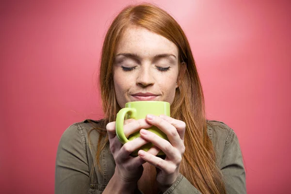 Schot Van Rustige Mooie Vrouw Ruiken Coffee Roze Achtergrond — Stockfoto