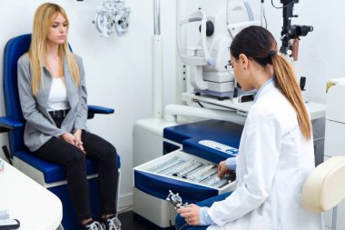 Güzel gözlükçü seçerek lensler çekim düzeltici lens hastasını için göz hastalıkları kliniğinde ayarla.