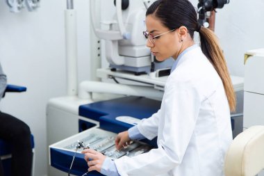 Güzel gözlükçü seçerek lensler çekim düzeltici lens hastasını için göz hastalıkları kliniğinde ayarla.