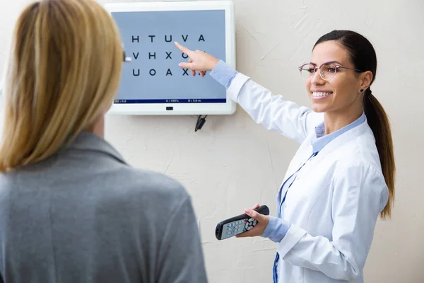 Skott Vackra Optiker Gör Ögat Test Med Öga Diagram Hennes — Stockfoto