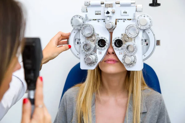 Genç Kadının Iskemlede Güzel Gözlükçü Göz Hastalıkları Kliniği Göz Testi — Stok fotoğraf