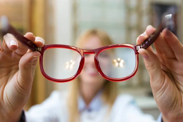 Foto Der Schönen Jungen Augenärztin Mit Brille Zum Beweis Für — Stockfoto