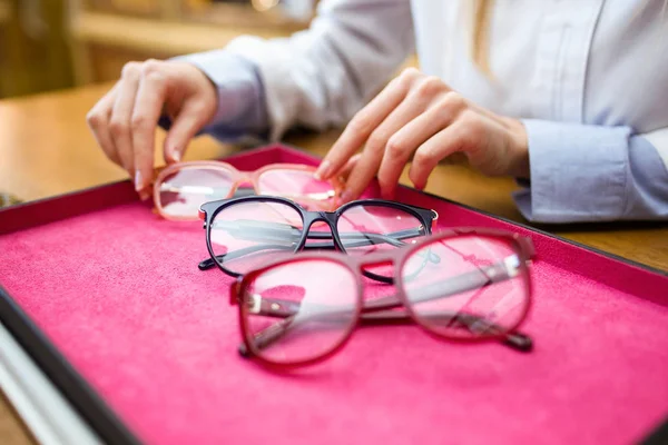 Close Mãos Oftalmologista Mostrando Óculos Para Cliente Loja Óptica — Fotografia de Stock