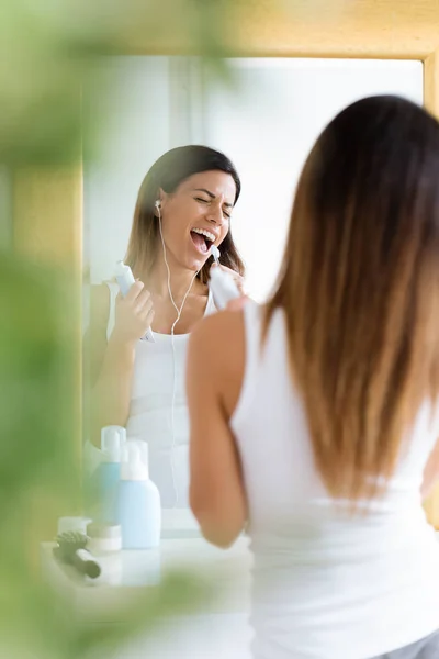 Tiro Mulher Muito Jovem Aproveitando Tempo Enquanto Escova Dentes Banheiro — Fotografia de Stock