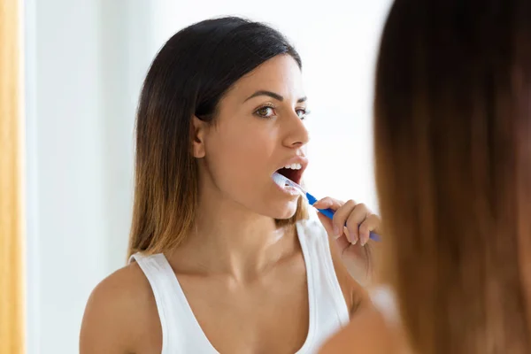 Постріл Красивої Молодої Жінки Чистить Зуби Ванній Вдома — стокове фото