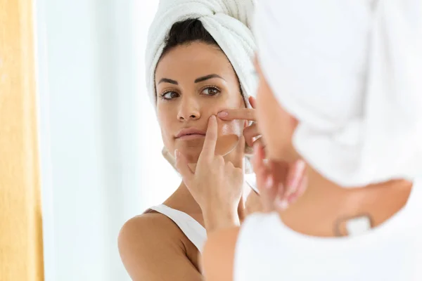 Shot Beautiful Young Woman Removing Pimple Her Face Bathroom Home — Stock Photo, Image