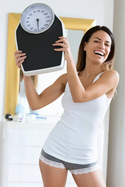 Retrato Felicidad Mujer Joven Sosteniendo Báscula Mientras Mira Cámara Casa —  Fotos de Stock