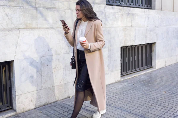 Foto Una Mujer Joven Bonita Usando Teléfono Móvil Mientras Caminaba — Foto de Stock