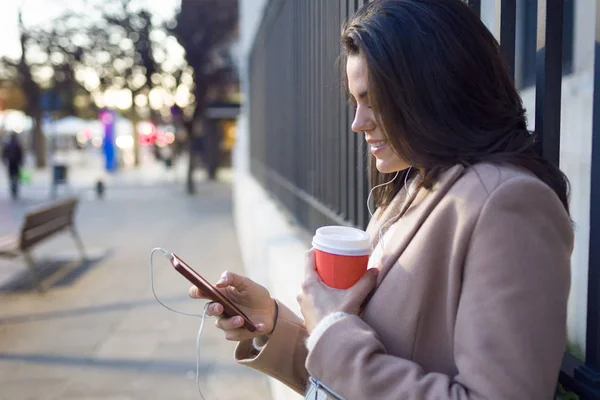 Постріл Красивої Молодої Жінки Використовуючи Свій Мобільний Телефон Тримаючи Чашку — стокове фото