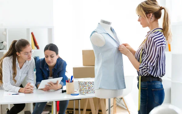 Colpo Gruppo Stilisti Che Lavorano Decidono Dettagli Nuova Raccolta Vestiti — Foto Stock