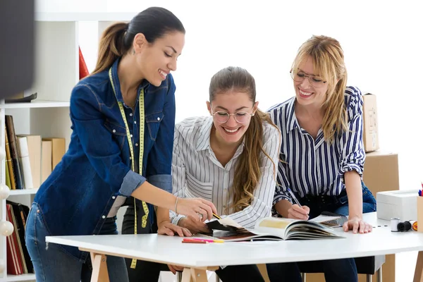 Tiro Del Grupo Diseñadores Moda Trabajando Decidiendo Los Detalles Nueva — Foto de Stock