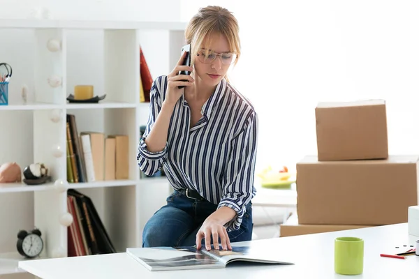 Skott Ganska Ung Affärskvinna Använder Sin Mobiltelefon För Att Arbeta — Stockfoto