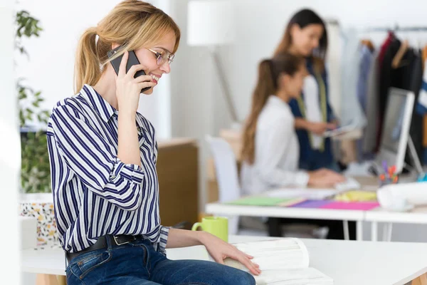 Strzał Dość Młoda Kobieta Pomocą Jej Telefon Komórkowy Pracy Biurze — Zdjęcie stockowe