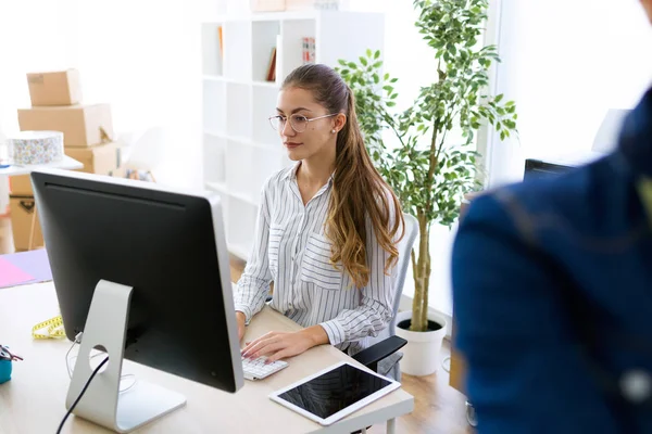 Tourné Jolie Jeune Femme Affaires Travaillant Avec Son Ordinateur Dans — Photo