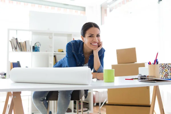 Porträtt Ganska Ung Affärskvinna Tittar Kameran Medan Arbetar Office — Stockfoto