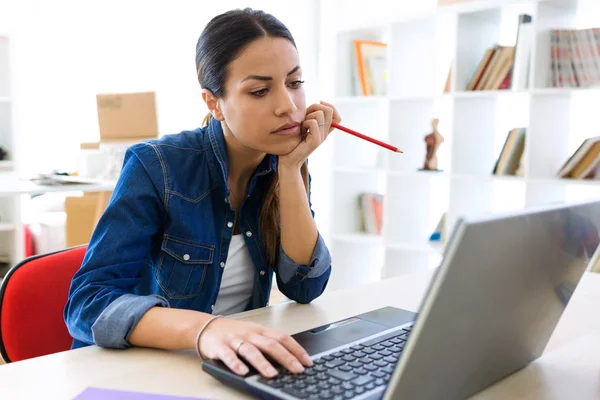 Tiro Mulher Negócios Muito Jovem Trabalhando Com Seu Laptop Escritório — Fotografia de Stock