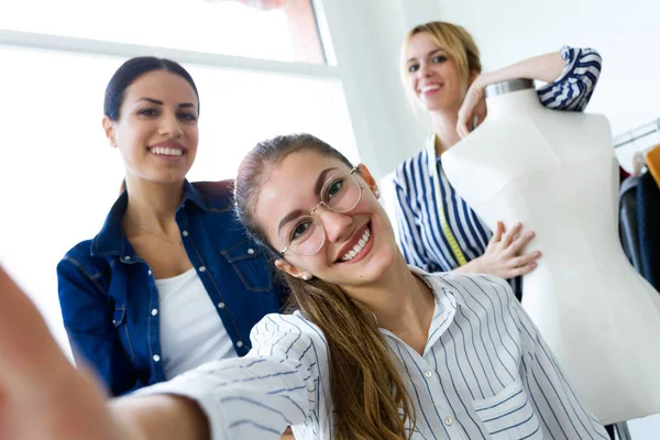 Girato Tre Belle Giovani Donne Affari Che Fanno Selfie Con — Foto Stock