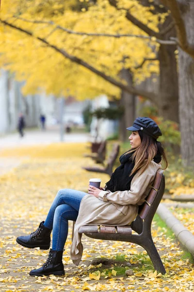 Skott Ganska Ung Kvinna Dricker Kaffe Medan Kopplar Bänk Parken — Stockfoto