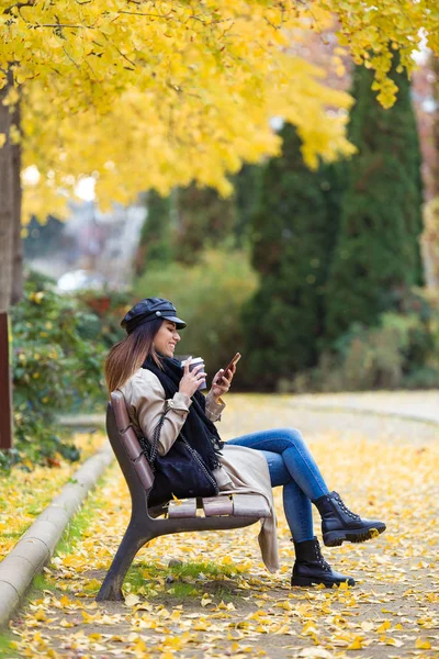 Skott Vacker Ung Kvinna Med Hennes Mobiltelefon Samtidigt Dricka Kaffe — Stockfoto