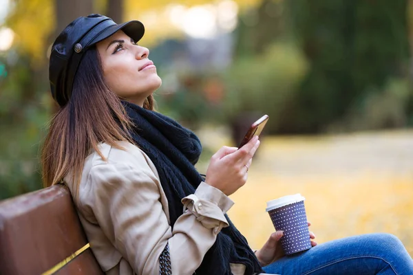 Girato Bella Giovane Donna Guardando Cielo Mentre Utilizza Suo Telefono — Foto Stock