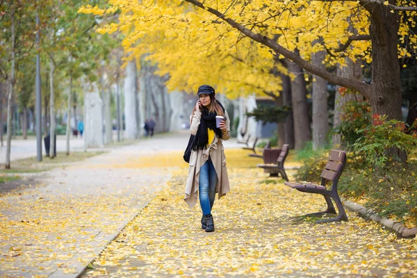 Skott Ganska Ung Kvinna Använder Sin Mobiltelefon Promenad Genom Parken — Stockfoto