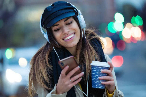 Tiro Mulher Bonita Ouvindo Música Com Telefone Celular Enquanto Bebe — Fotografia de Stock