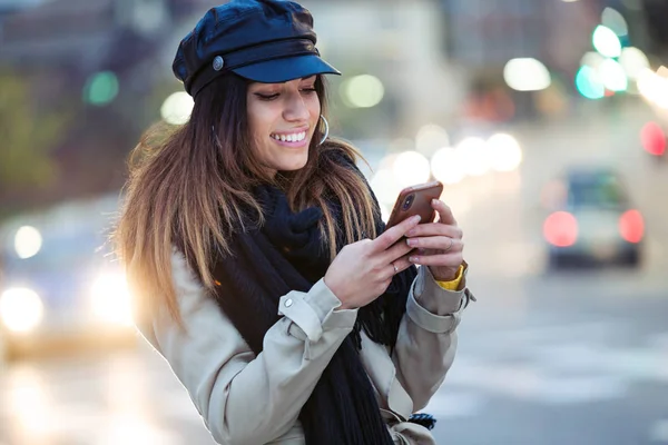 Tiro Mulher Muito Jovem Usando Seu Telefone Celular Rua Noite — Fotografia de Stock