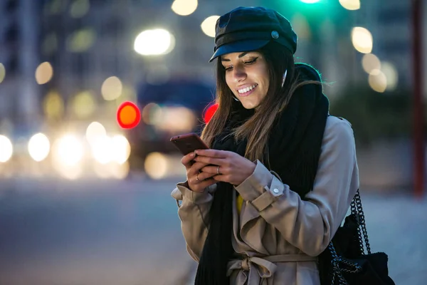 Colpo Bella Giovane Donna Che Usa Suo Cellulare Strada Notte — Foto Stock