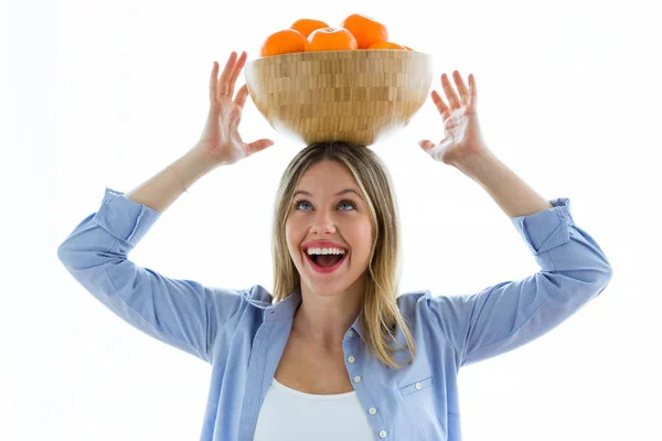 Foto Mujer Joven Bonita Sosteniendo Tazón Sobre Cabeza Con Naranjas —  Fotos de Stock